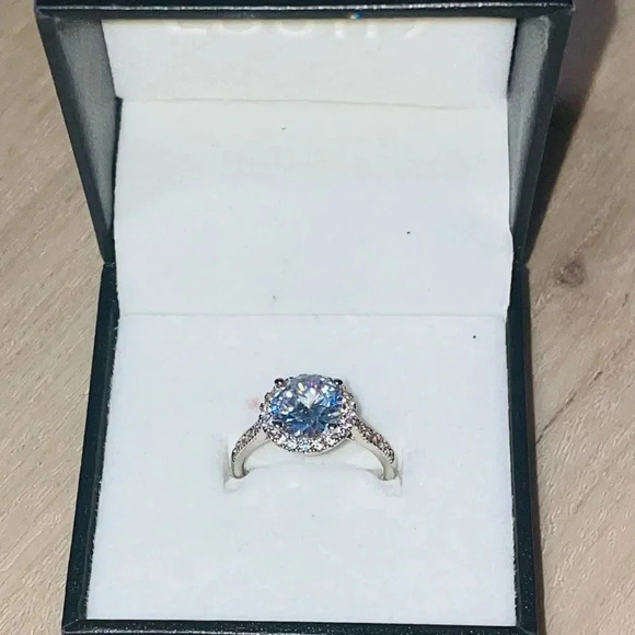 Nordstrom Jewelry - NORDSTROM JEWELRY BEAUTIFUL BRILLIANT 4CTW HALO STERLING PLATED CZ. RING SIZE 8